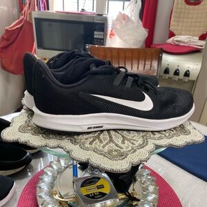 NWOT Men’s Niki Running Shoe 10